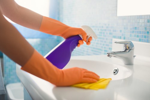 Kitchen and bathroom cleaning included in house cleaning in W5